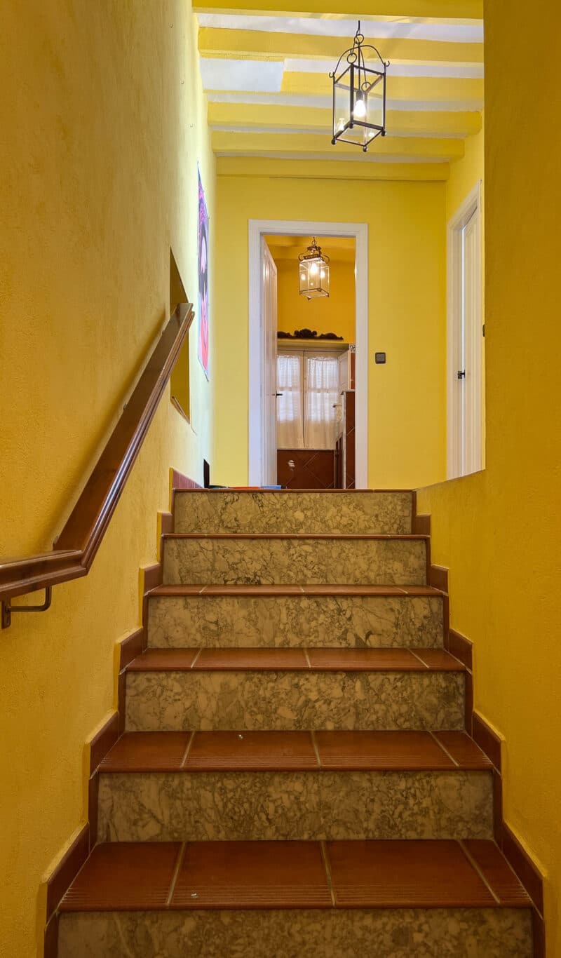 Escalera al lavadero - Casa Instinción