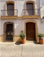 Fachada y entrada principal en Calle Real